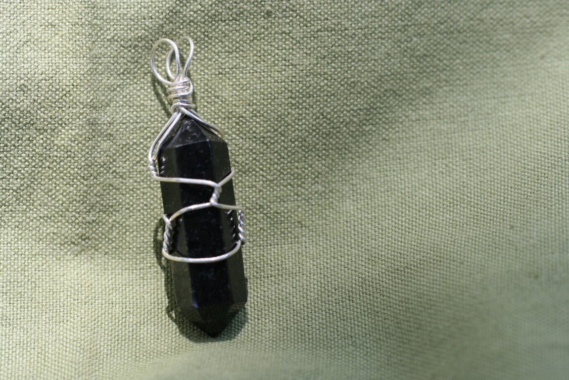 Nuummite Pendant powerful stone to help with shielding protection 5146